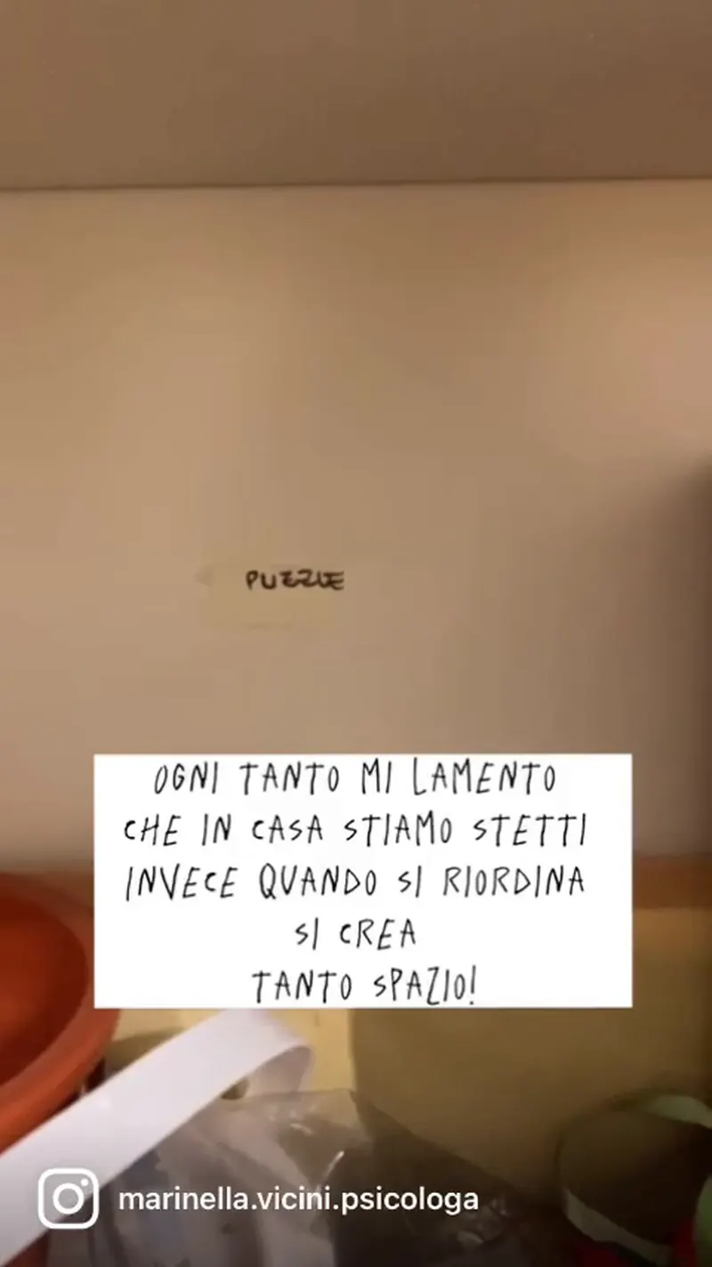 Foglio appeso a una parete con la scritta a mano: ogni tanto mi lamento che in casa stiamo stretti, invece quando si riordina si crea tanto spazio
