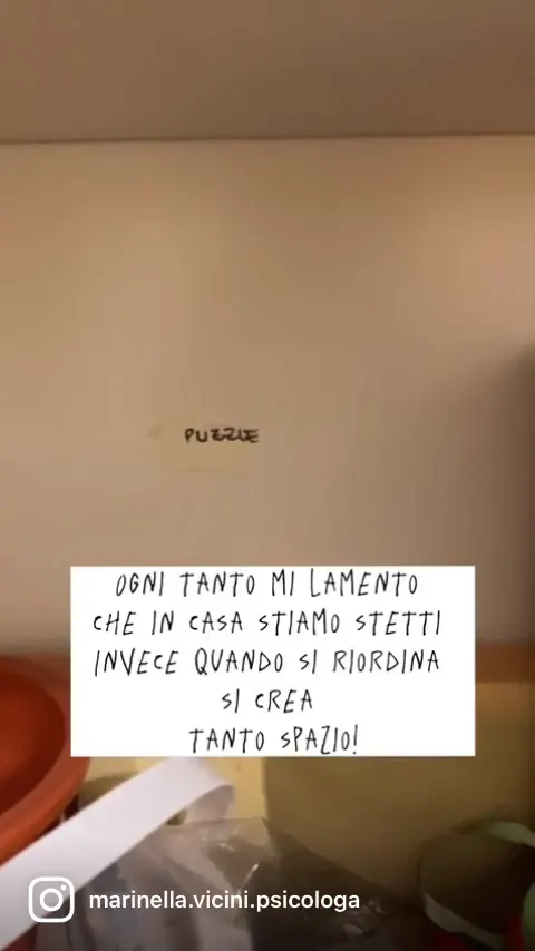 Foglio appeso a una parete con la scritta a mano: ogni tanto mi lamento che in casa stiamo stretti, invece quando si riordina si crea tanto spazio