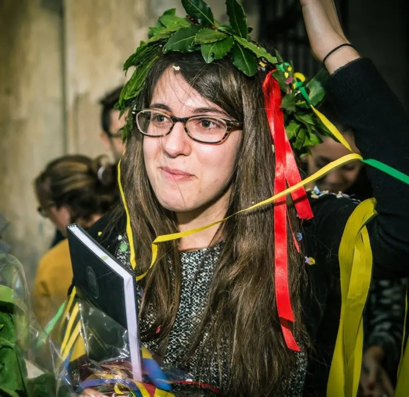 Marinella Vicini con la corona d'alloro il giorno della laurea, mentre legge la tesi