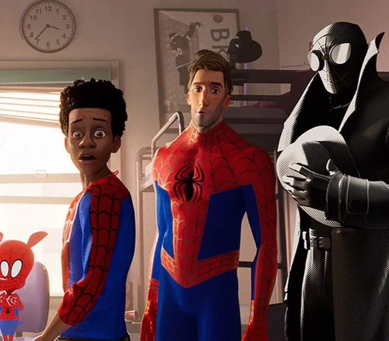 Fotogramma di Spider-Man: un nuovo universo con tre versioni diverse di Spider-Man affiancate