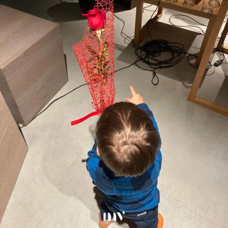 Bambino di spalle davanti a una decorazione rossa durante la serata di inaugurazione dell'associazione Empatia