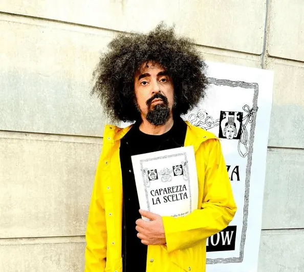 Caparezza tiene in mano il disco La scelta