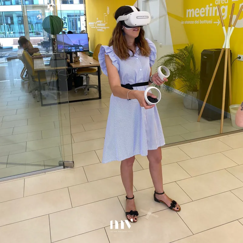 Marinella Vicini indossa un visore per la realtà virtuale durante la giornata formativa