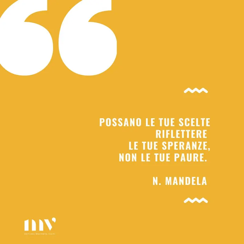 Grafica gialla con la citazione di Nelson Mandela: possano le tue scelte riflettere le tue speranze, non le tue paure